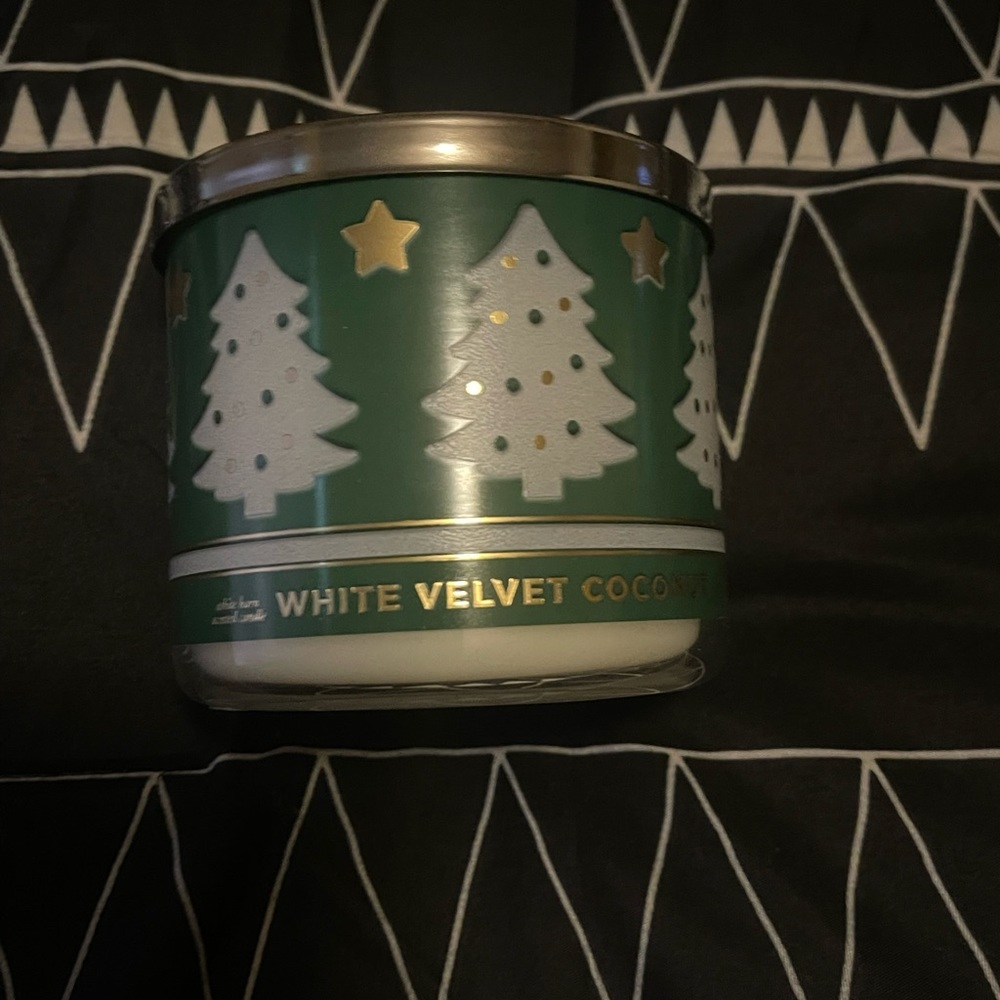 White velvet cookie candle